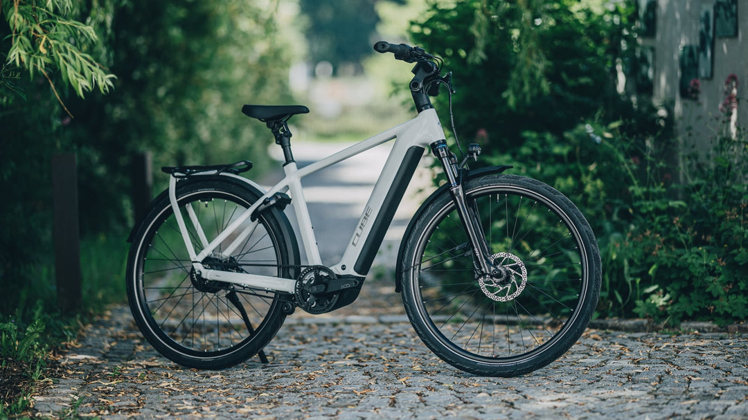 Cube Kathmandu Hybrid Deluxe Pro 800 Metallicwhite Chrome 2027 Electric Hybrid Bike